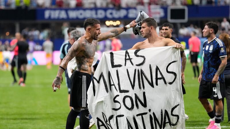 El argentino Giovani Lo Celso sostiene una pancarta con la frase "Las Malvinas Son Argentinas"...