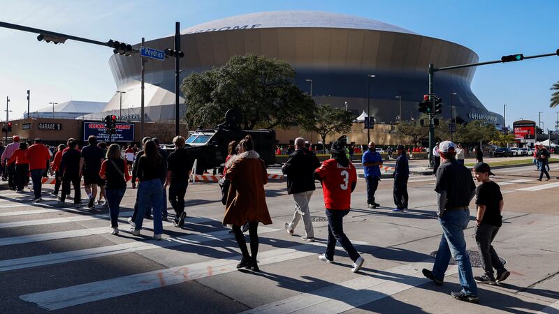 Un grupo de fanáticos camina hacia el Superdome para ver el Sugar Bowl, el jueves 2 de enero...