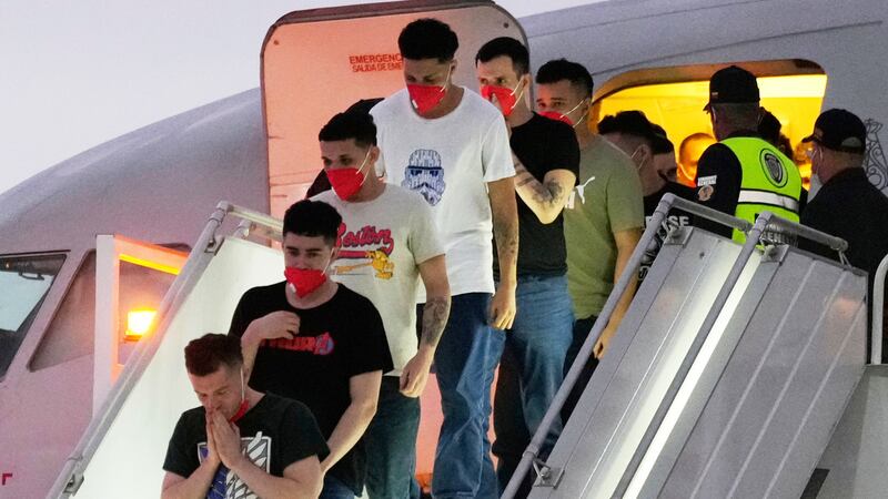 ARCHIVO – Migrantes deportados desde Estados Unidos a El Salvador meses antes de la imposición...