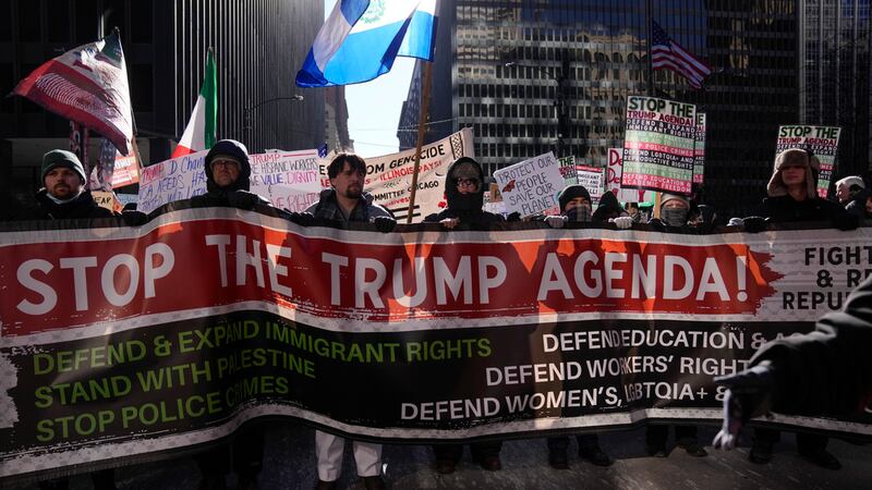 ARCHIVO – Manifestantes en contra del presidente Donald Trump marchan hacia la Torre Trump en...
