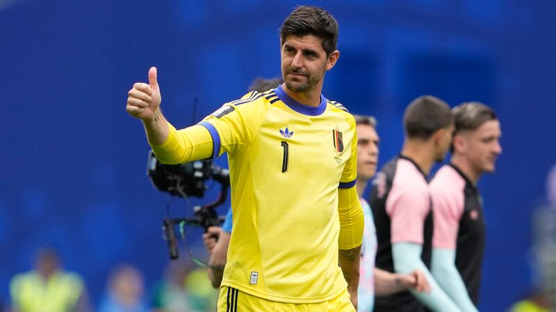 El arquero belga Thibaut Courtois saluda tras la victoria ante Senegal en los 16vos de final...