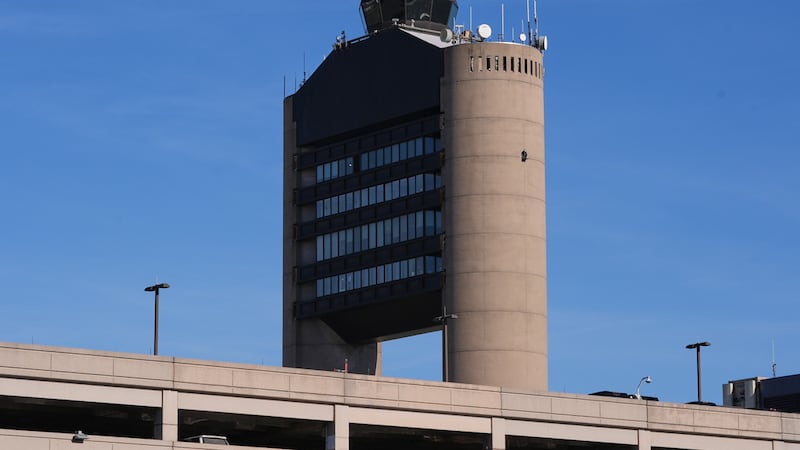 ARCHIVO - La torre de control del aeropuerto Logan, el 9 de diciembre de 2025, en Boston....