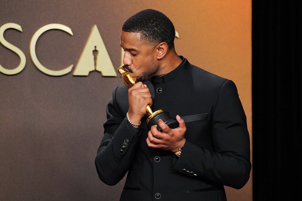 Michael B. Jordan, ganador del premio al mejor actor protagonista por "Sinners", posa en la...