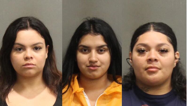 Las detenidas fueron identificadas como Melanie Serrano Sanabria, de 19 años, y sus dos...