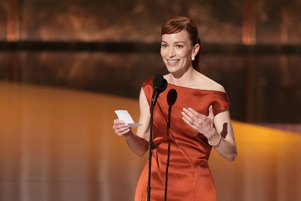 Britt Lower acepta el premio a la mejor actriz principal en una serie dramática por...