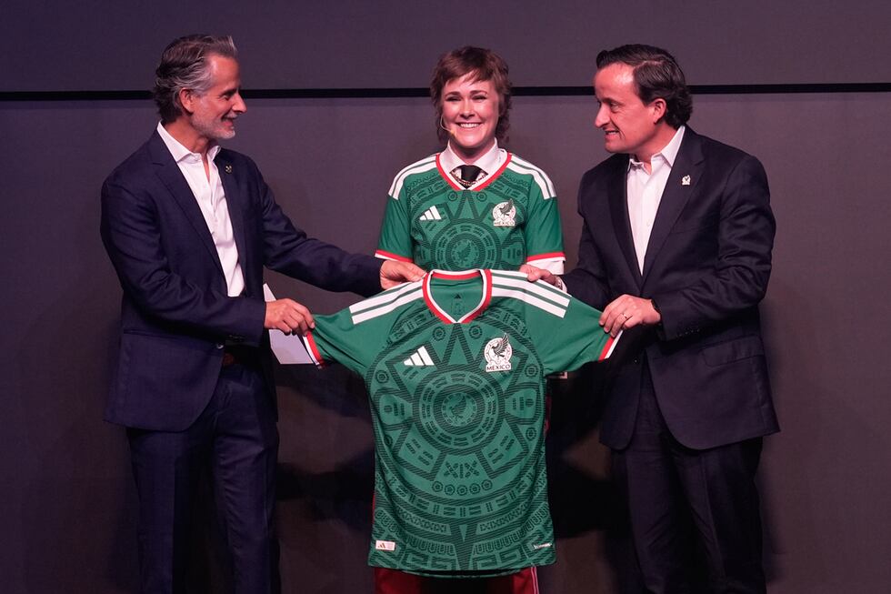 CIUDAD DE MÉXICO (AP) — Una camiseta con el tradicional color verde y repleta de elementos...