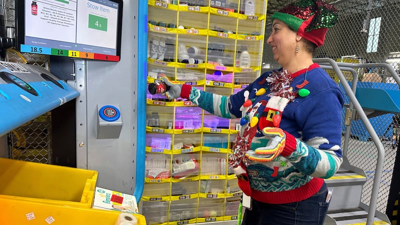 Foto tomada en un almacén de Amazon en Woodland Park, Nueva Jersey, el 18 de diciembre del...