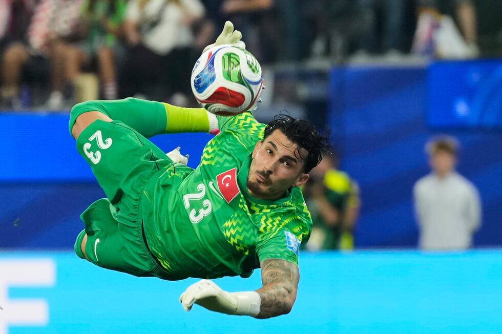 Ugurcan Cakir, arquero de Turquía, realiza una atajada en el encuentro mundialista ante...