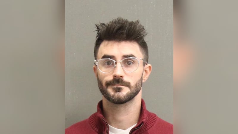 Hombre en Nashville acusado de grabar a través de su reloj despertador a mujeres teniendo...