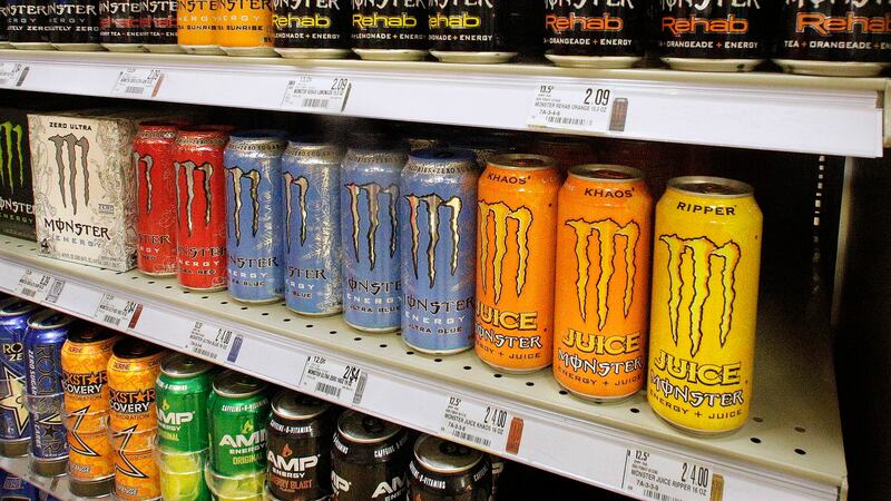 Un anaquel de supermercado muestra bebidas energéticas en una foto del 18 de mayo de 2016, en...