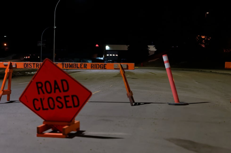 Una calle cerrada cerca de la Escuela Secundaria Tumbler Ridge, en la Columbia Británica,...