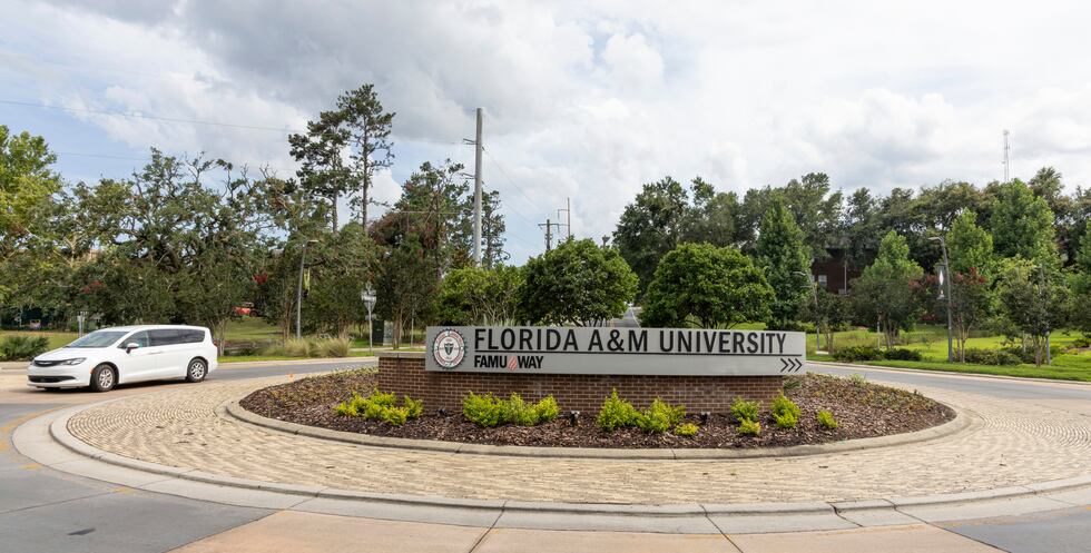 ARCHIVO - Una rotonda en la FAMU Way se ve en el campus de la Universidad Florida A&M enn...