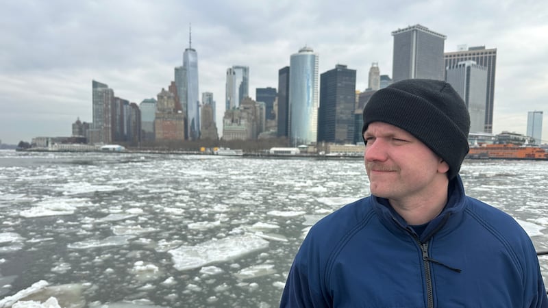 El marinero Frederick Steinberg, de la Guardia Costera, supervisa la ruptura del hielo desde...
