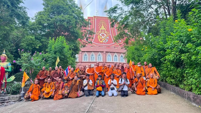 Esta imagen publicada por el templo Phu Manorom muestra a un grupo de monjes budistas posando...