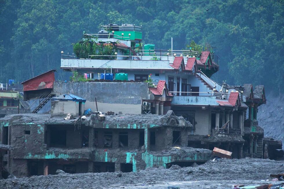 Vista de los daños causados por las inundaciones repentinas en Devighat, en el distrito de...