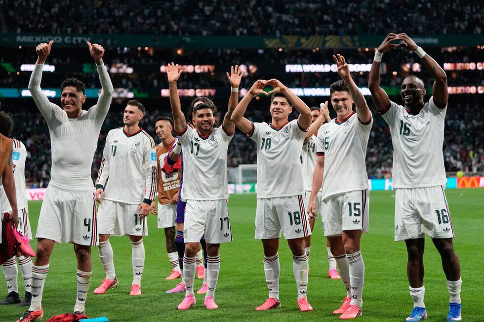 Los jugadores de México celebran la victoria ante la República Checa en el partido del Grupo A...