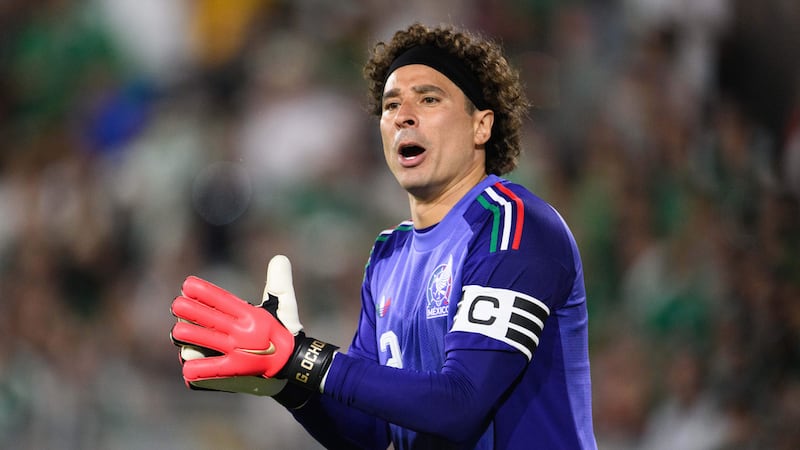 El portero Guillermo Ochoa, de México, aplaude durante el segundo tiempo del partido de...