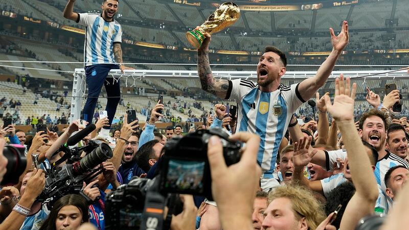 ARCHIVO - Lionel Messi alza el trofeo de la Copa del Mundo tras vencer a Francia en la final,...