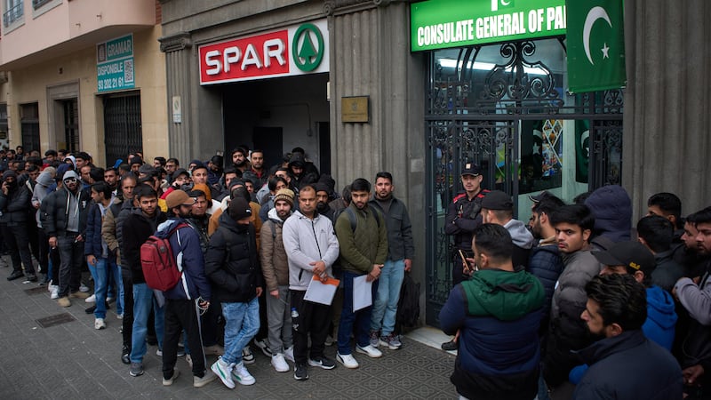 Paquistaníes hacen fila a la entrada del consulado de Pakistán en Barcelona, España, el jueves...