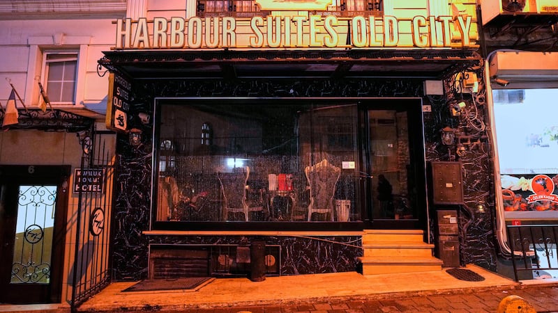 ARCHIVO – La entrada principal del hotel Harbour Suites Old City en Estambul, Turquía, el 24...