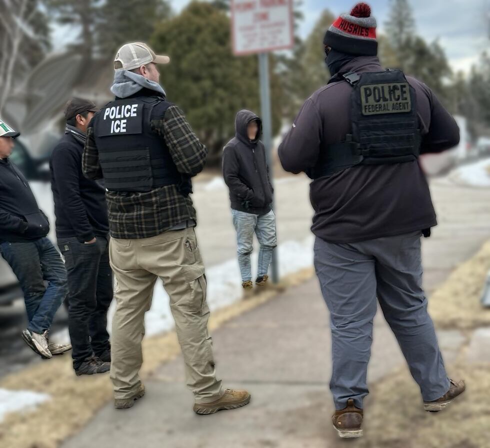 ICE llevó a cabo varios arrestos en Duluth, Minnesota, donde trabajadores 'ruferos' fueron...