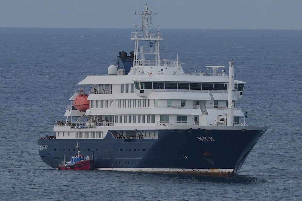 El crucero MV Hondius anclado el miércoles 6 de mayo de 2026, en Praia, Cabo Verde. (AP...