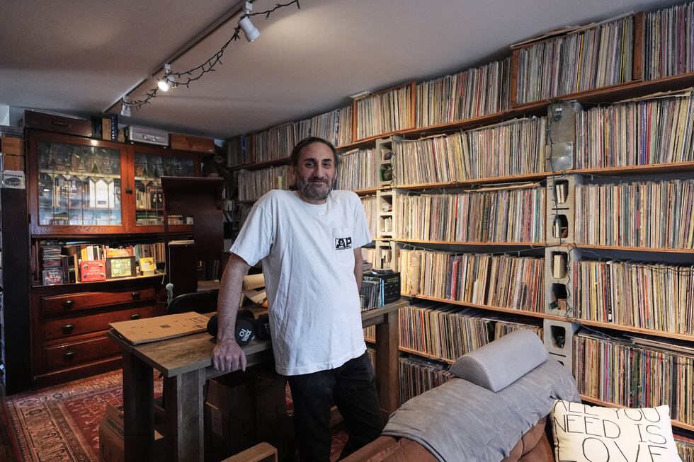 Aadam Jacobs posa frente a una estantería para guardar discos de vinilo (LP) en su casa de...