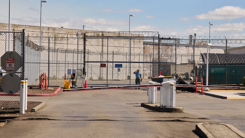 Un guardia del Grupo GEO observa desde detrás de la valla en el Centro de Procesamiento del...