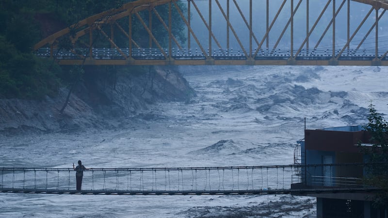 Una persona observa las aguas crecidas del río Trishuli en Galchhi, Distrito de Dhading,...