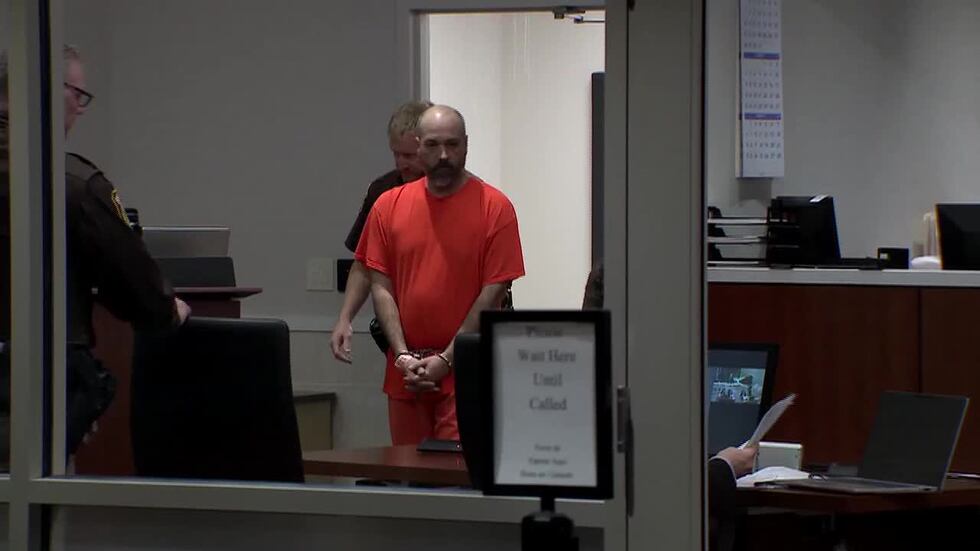 Según la fiscalía, un hombre de 41 años está acusado de pagar a una niña de 13 años por...