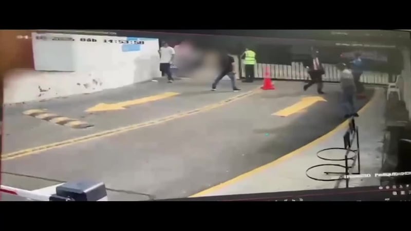 Momento en que atacan con un cuchillo a un trabajor de la producción de "Sin senos sí hay...