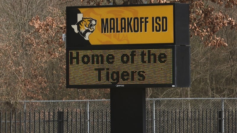 Un cartel del Distrito Escolar Independiente de Malakoff, visto en Malakoff, Texas, el 13 de...