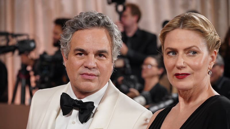 Mark Ruffalo, izquierda, y Sunrise Coigney llegan a la 83.ª edición de los Globos de Oro el...