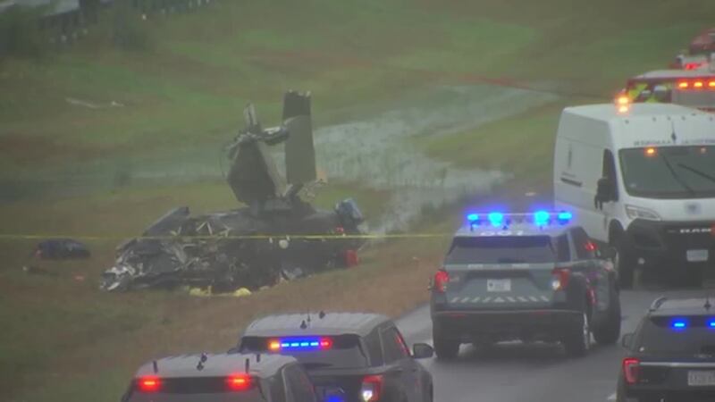 Se desploma avioneta en interestatal, choca un auto y estalla en fuego. Hay dos muertos