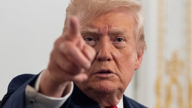 El presidente Donald Trump habla con los periodistas tras hablar con las tropas a través de un...