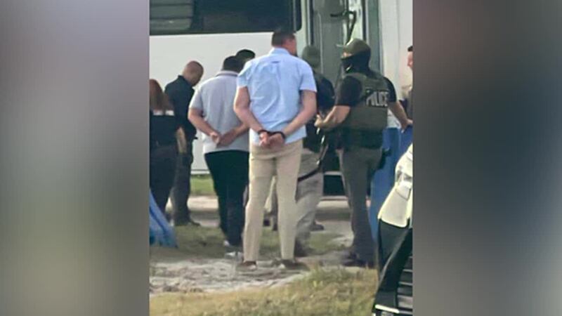 ICE realiza redada sorpresa contra conductores de Uber que esperaban por pasajeros