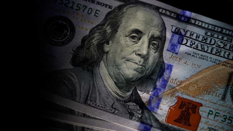 Un billete de 100 dólares en Marple Township, Pensilvania, el 14 de julio del 2022. (AP...