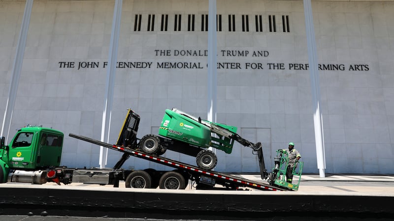 Un trabajador descarga equipo de una grúa frente al John F. Kennedy Center for the Performing...