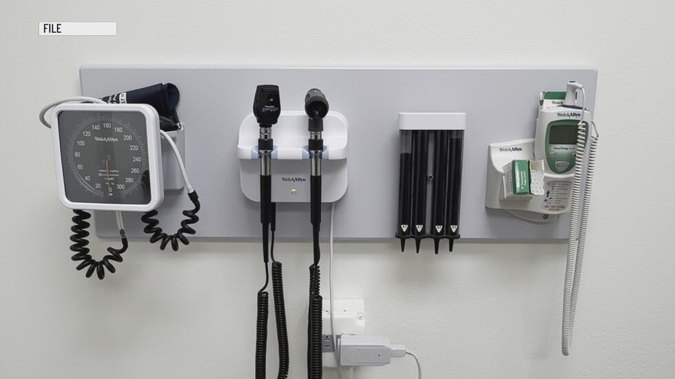 ARCHIVO -- Instrumentos para medir la presión arterial y para examinar a pacientes.