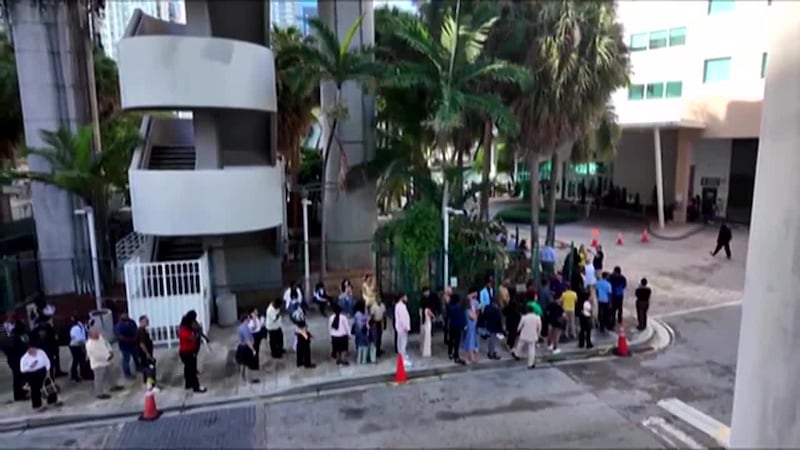 Largas filas en corte de inmigración luego de que suspendieran audiencias virtuales. Muchos...
