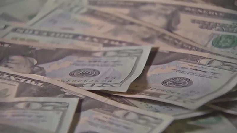 Junto a la violencia doméstica viene también el abuso financiero. Una experta dice que es "una...