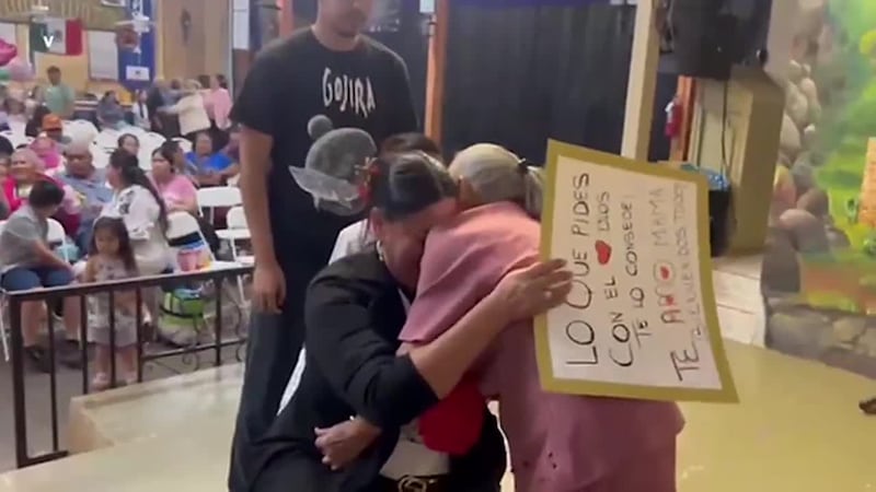 Madre e hijas separadas más de dos décadas, al igual que muchas otras familias, volvieron a...